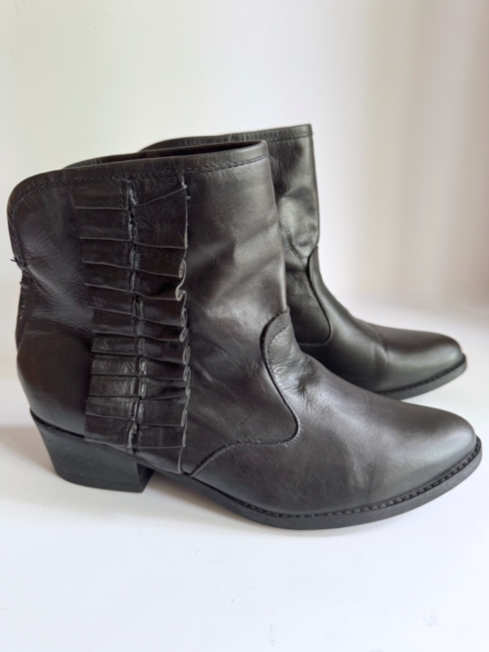 Betsey Johnson Sealia Black Leather Ruffle Ankle Booties Size 11